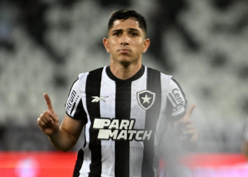 Botafogo vence o Atlético-MG e fica a um ponto da liderança do Brasileirão