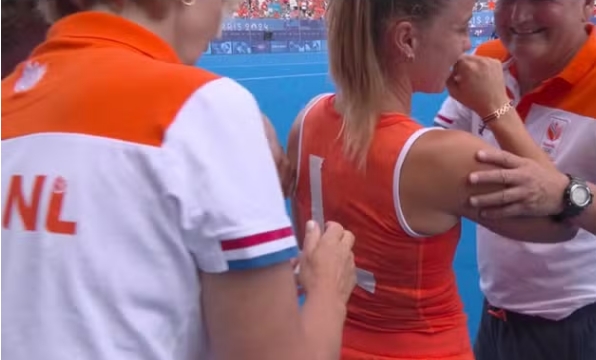 Holandesa é atingida no rosto por bola durante jogo de hóquei