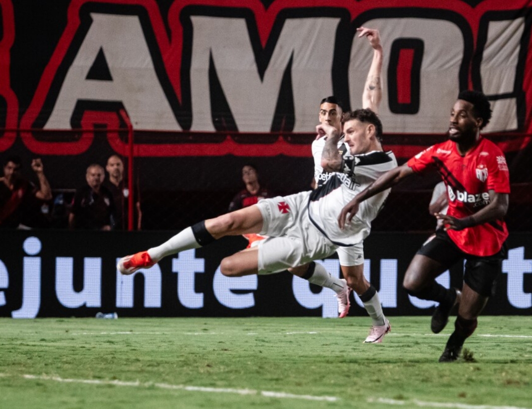 Em jogo ruim, Vasco vence Atlético-GO com a força da torcida e avança na Copa do Brasil