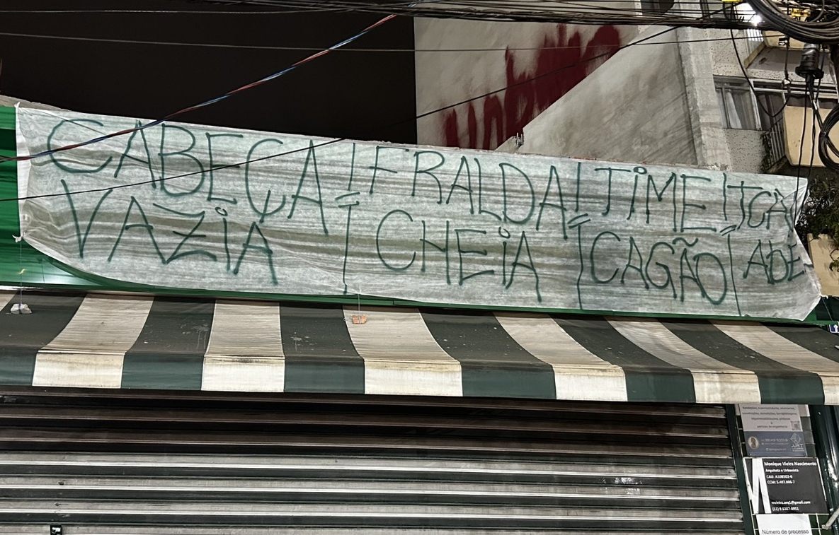 Palmeirenses penduram faixas nos arredores do Allianz após eliminação