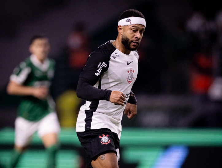 Possível lesão de Memphis no Corinthians preocupa Dorival