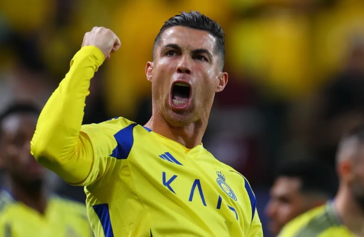 Cristiano Ronaldo se torna o primeiro bilionário do futebol após contrato