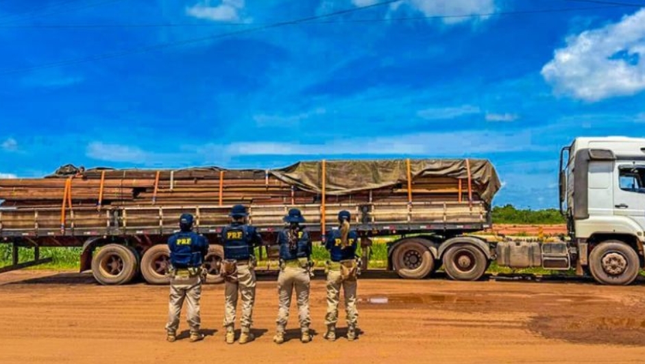 Carga irregular de madeira é interceptada pela PRF no Amazonas