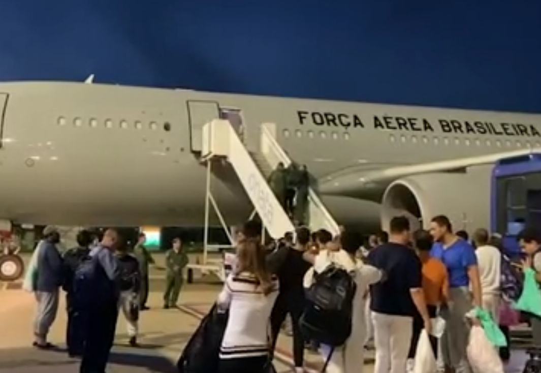 Brasileiros deportados dos EUA chegaram a Fortaleza com fome e algemados