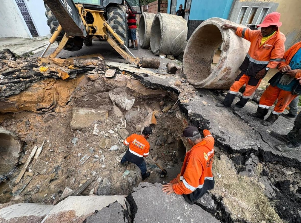 Chuvas e lixo abrem cratera e mobilizam obra emergencial na Cidade Nova