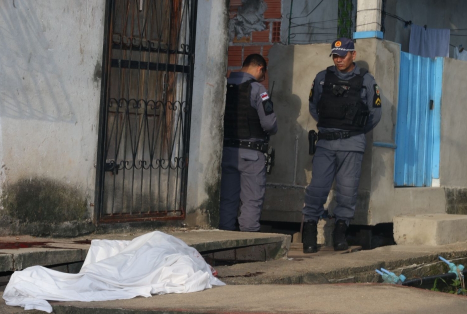 Homem é morto com pelo menos 10 tiros no Beco Pantanal