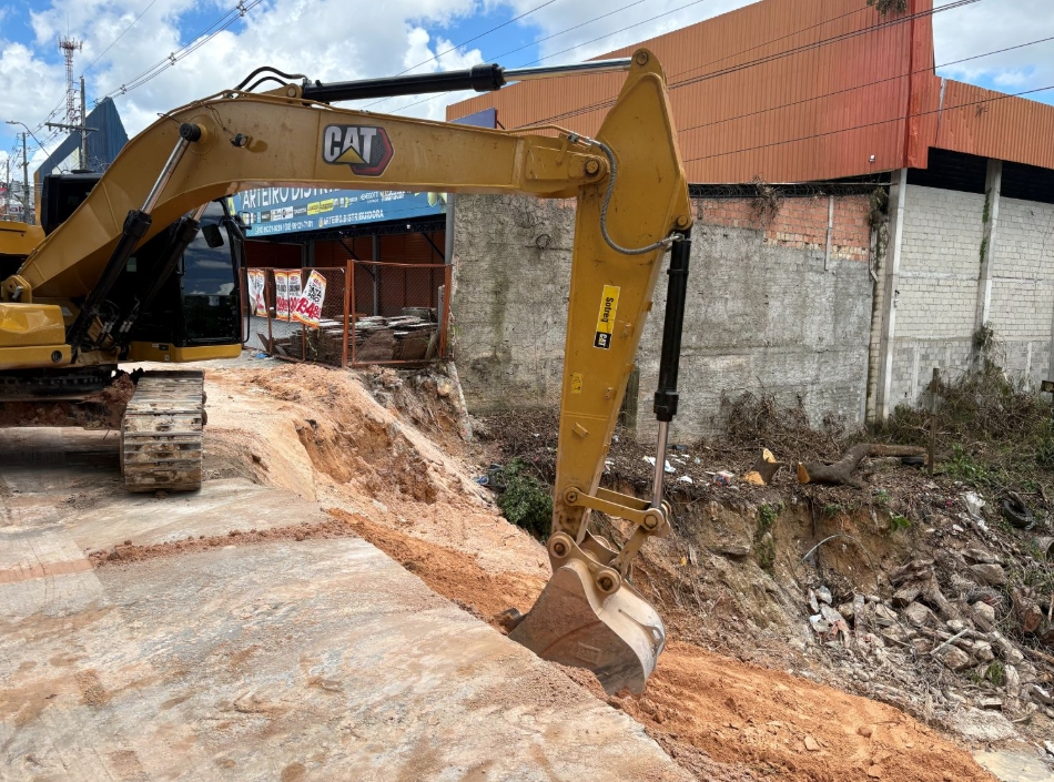 Av. Autaz Mirim recebe reaterro para garantir segurança e pavimentação