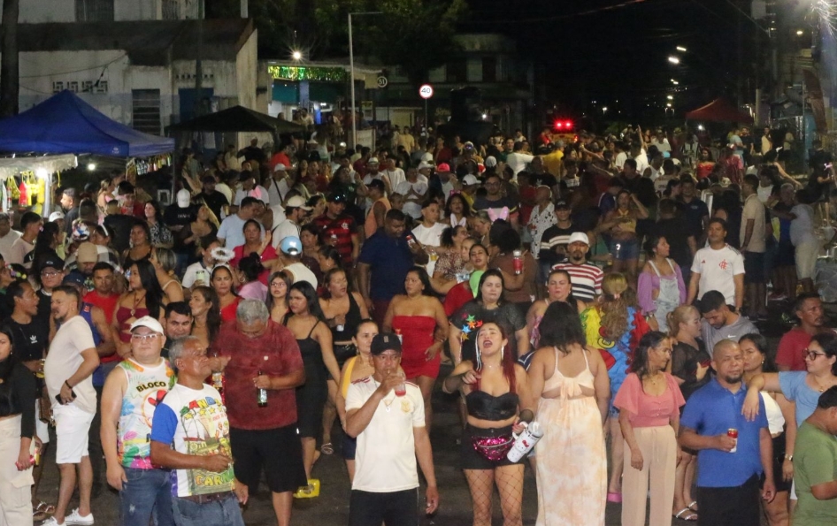Carnaval do Educandos atrai multidão e transforma a noite em grande festa