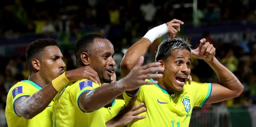 Brasil atropela a Espanha e vai à semi da Copa do Mundo de futebol de areia