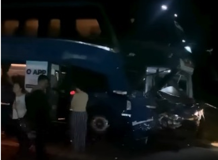 Torcedores do Corinthians se envolvem em acidente na estrada; 3 morreram