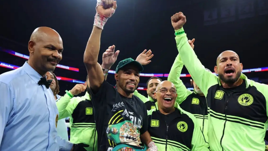 Campeão mundial Robson Conceição é recebido com festa na Bahia