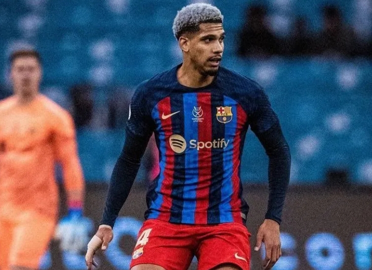 Juventus se aproxima de zagueiro do Barcelona, diz jornal