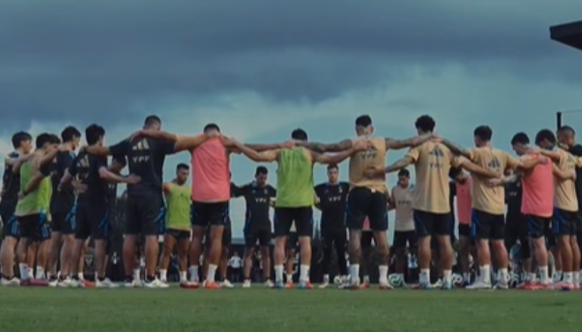 Argentina homenageia Miguel Ángel Russo com minuto de silêncio em treino