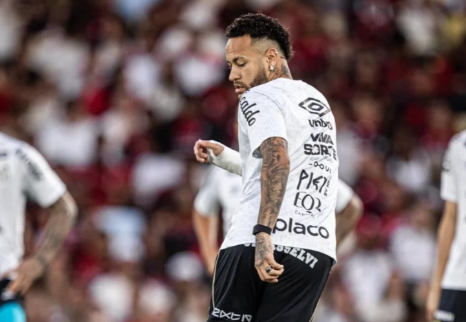 Neymar relata ameaça de juiz e se irrita ao ser substituído em derrota