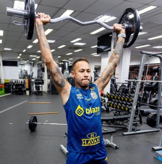 Neymar faz trabalho na academia e não vai a campo em treino do Santos
