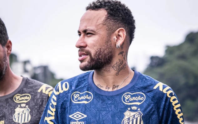Sem atuar pelo Santos, Neymar se emociona ao comprar carro de luxo; veja