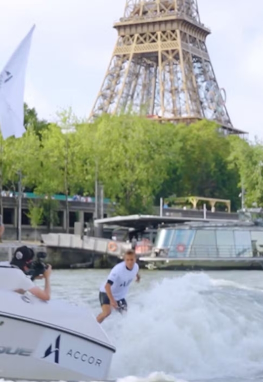 Campeão olímpico, Kauli Vaast surfa no rio Sena