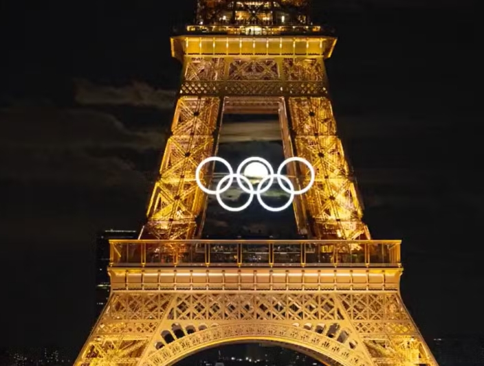 Descendentes de Eiffel pedem retirada dos anéis olímpicos da torre de Paris