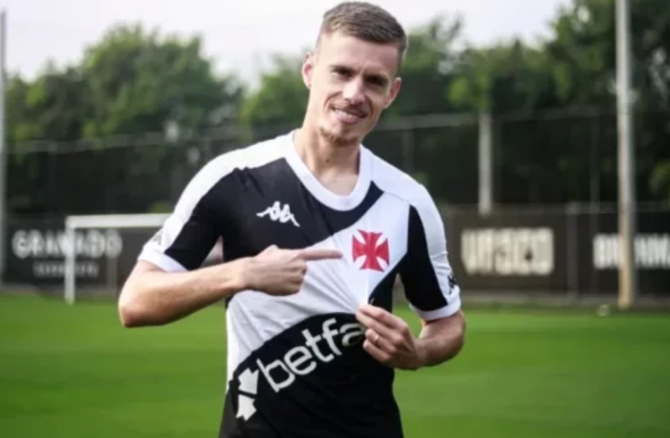Meia suíço é anunciado pelo Vasco e cita Romário e Roberto Dinamite