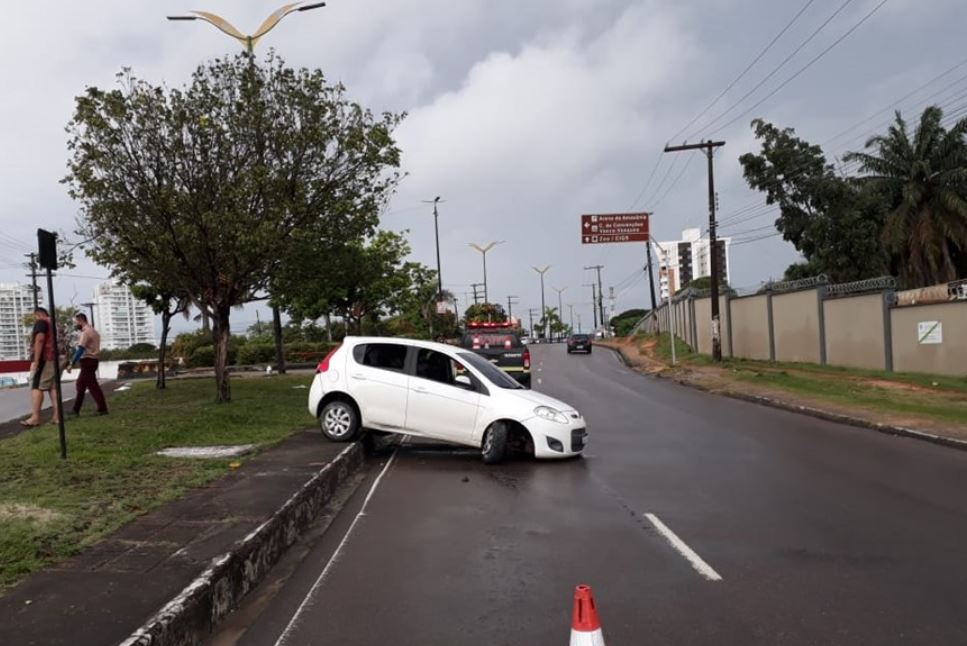 Motorista perde controle de carro durante chuva e sofre acidente em Manaus