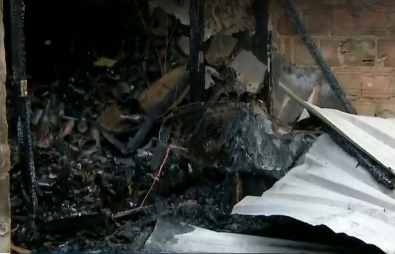 Cozinha de restaurante fica destruída após incêndio na madrugada em Manaus