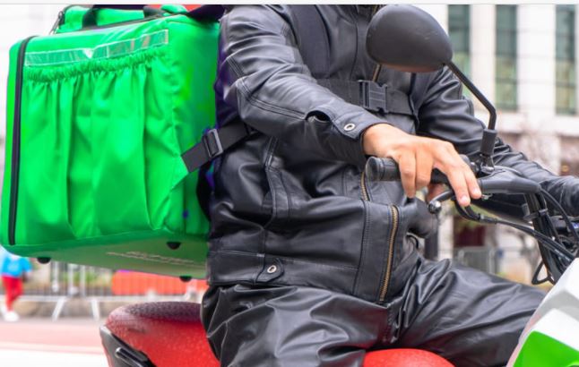 Mulher é baleada no rosto por pistoleiro disfarçado de entregador em Manaus