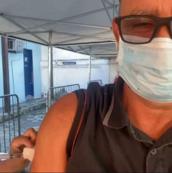 Queiroz critica isolamento ao ser vacinado contra covid: ‘vamos trabalhar’