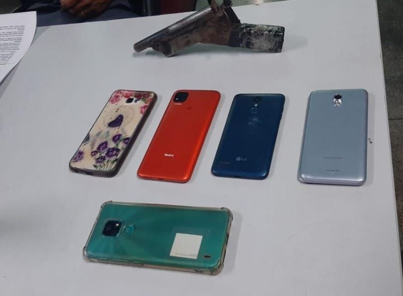 Vítima rastreia celular e leva polícia a assaltante de ônibus em Manaus