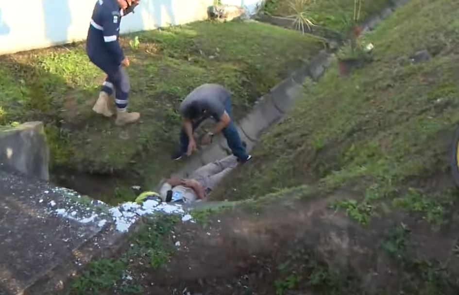 Homem é arremessado de motocicleta durante acidente grave em Manaus