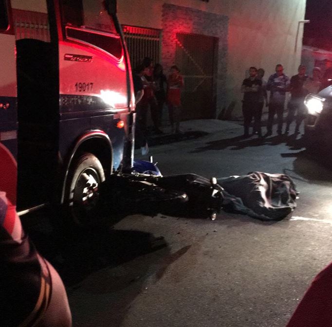 Acidente entre motocicleta e micro-ônibus mata homem em Manaus