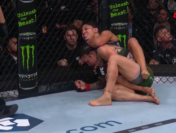 Brasileira Mayra 'Sheetara' perde cinturão para Raquel Pennington no UFC