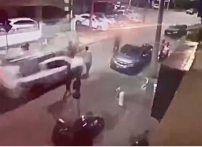 Adolescente atropela 4 pessoas com carro da mãe após briga em festa