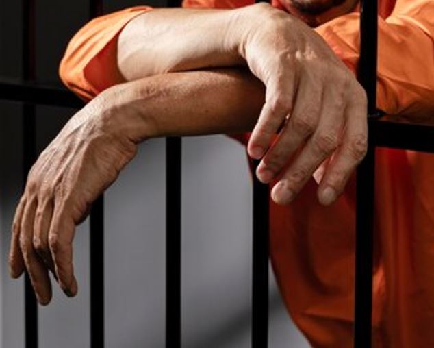 Foragido por estupro é preso dentro de drogaria no Parque 10