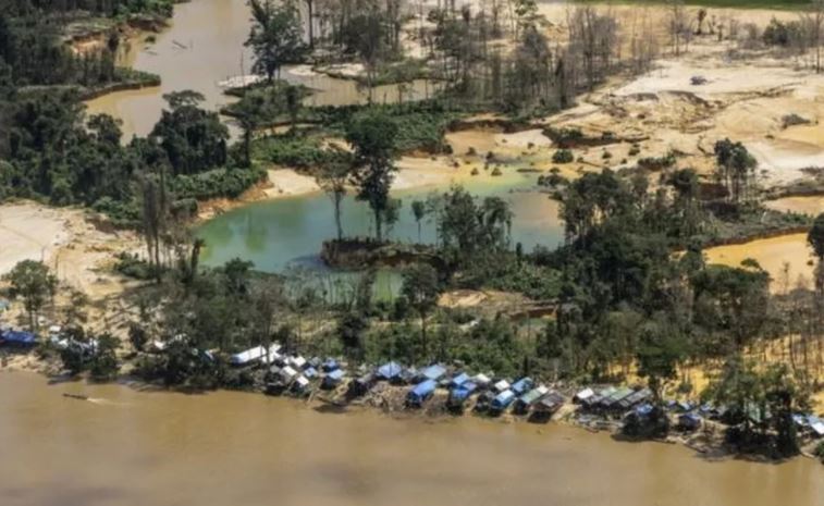 Covid-19: Garimpeiros são vacinados em troca de ouro, diz líder indígena