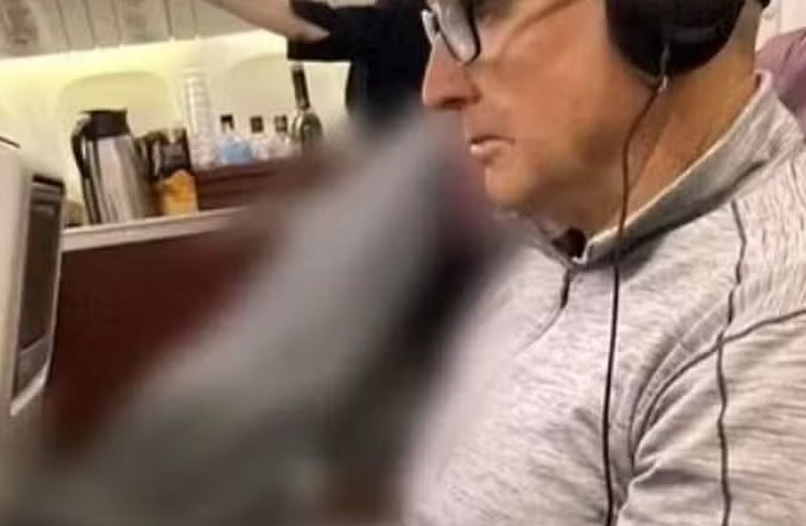 Passageiros viajam ao lado de cadáver por quatro horas em avião