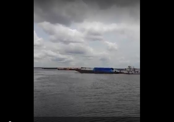 Incêndio em balsa causa pânico em trabalhadores de Manaus