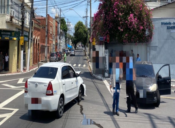 Acidente entre carros deixa um ferido em Manaus