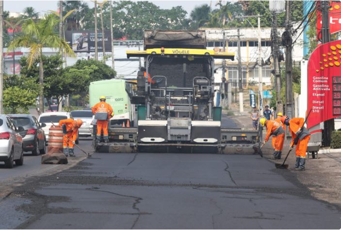 Obras de asfalto da prefeitura são temporariamente paralisadas em Manaus