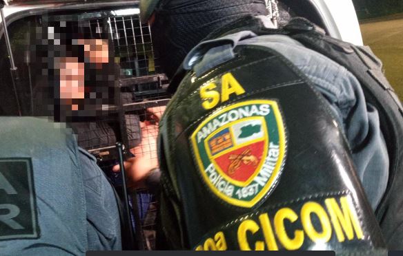 Viatura capota e três são presos em perseguição policial em Manaus