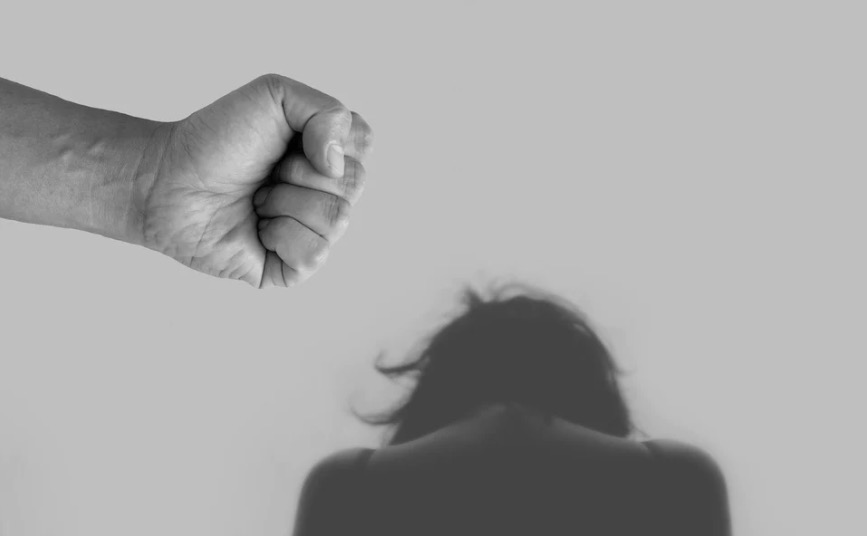 Horas após se casar, homem estupra vizinha na frente das filhas