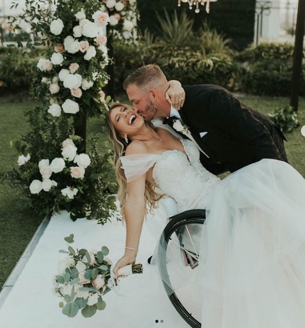 Cadeirante surpreende o noivo e caminha até o altar no casamento; vídeo
