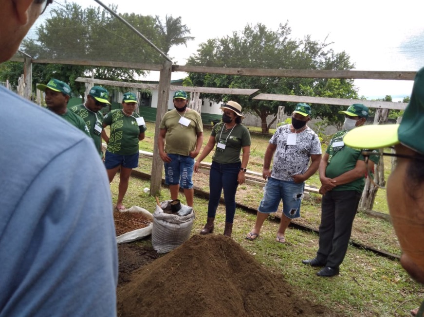 Moradores de Novo Airão participam de curso sobre Horta Caseira