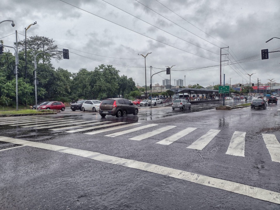 Chuva deixa bairros sem energia e semáforos apagados causam transtorno em Manaus