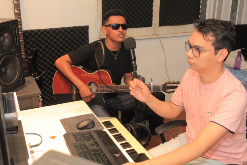 Cantor revelação parintinense lança álbum autoral 'Meu Eu, Nosso Eu'