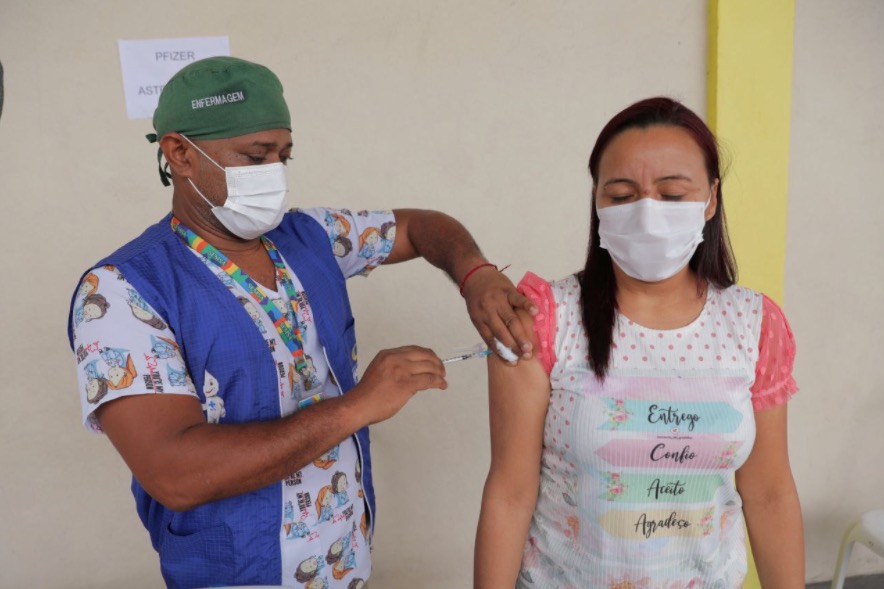 Carreta de vacina aplica quase 2 mil doses durante ação em bairro de Manaus