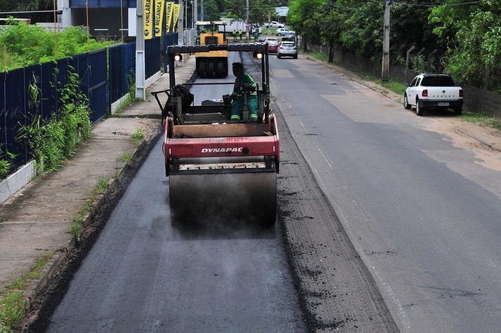Bairros de Manaus recebem recapeamento de asfalto