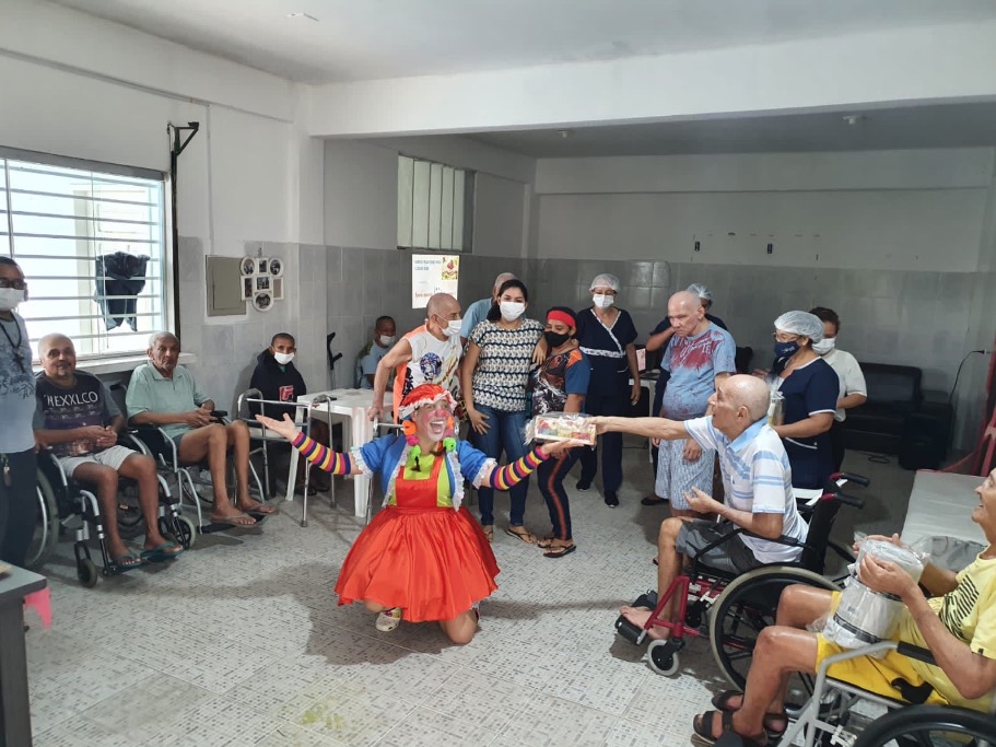 Projeto cultural 'Bora sorrir de novo?' leva humor a instituições sociais