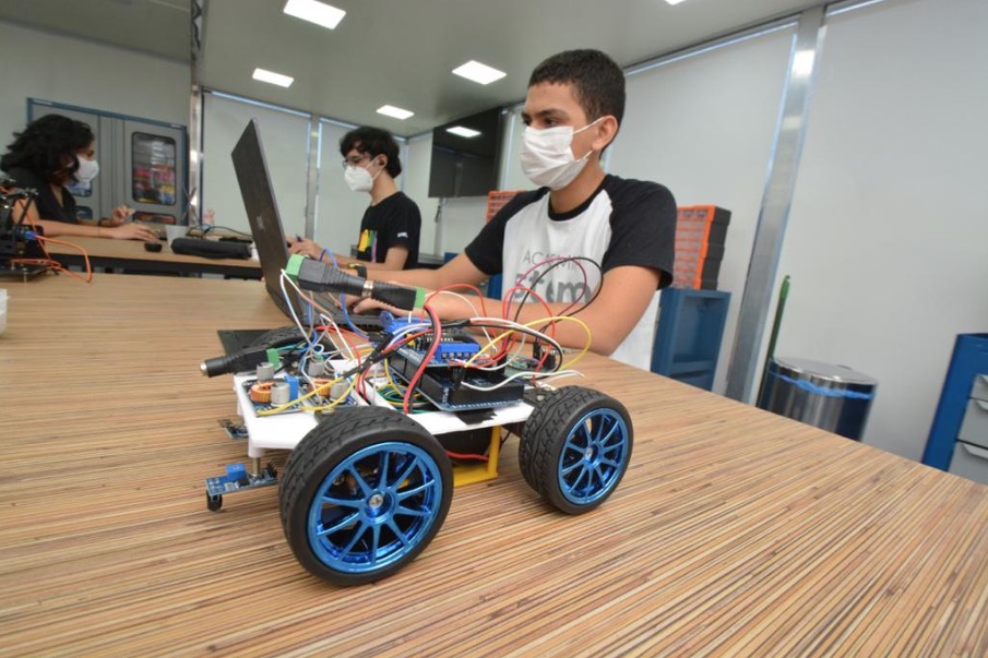 Projeto de pesquisa da UEA oferece curso gratuito de Robótica Básica