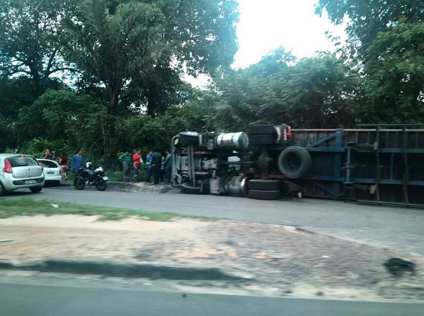 Motorista perde controle e carreta tomba em avenida de Manaus