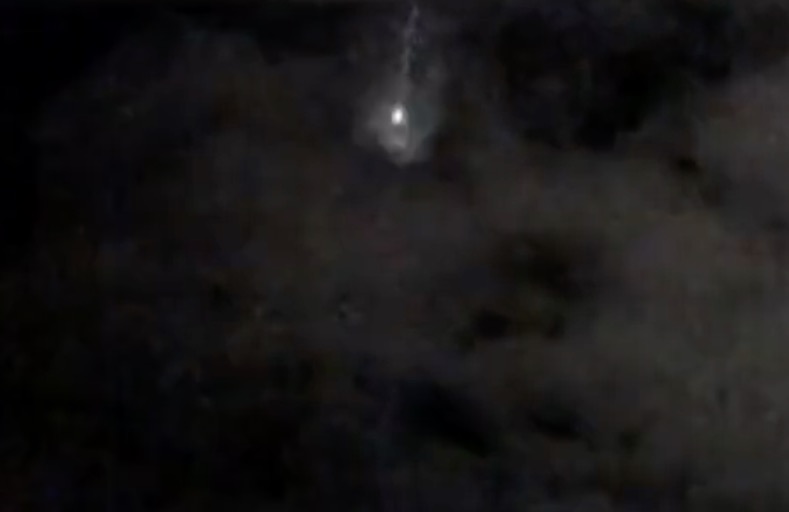 Vídeo mostra momento em que meteoro explode no céu em cidade do Brasil